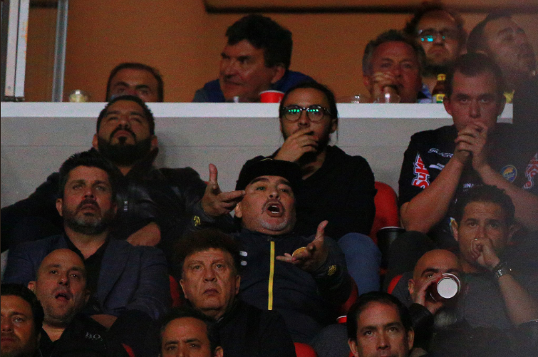 Diego Maradona pierde la copa Diego Maradona pierde la copa