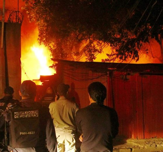 Voraz incendio consume casa de 100 años