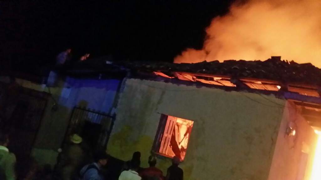 Voraz incendio consume casa de 100 años