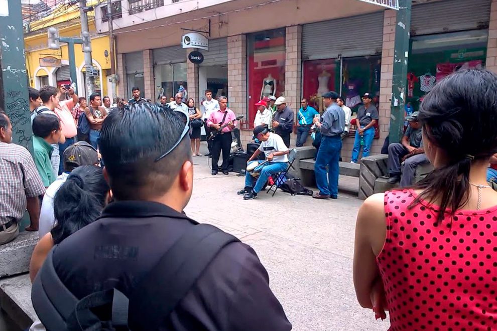 Roban celular a periodista