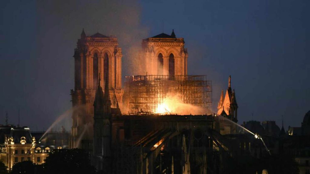 destrui notre dame catedral