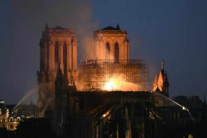 destrui notre dame catedral