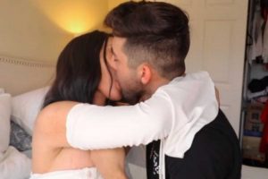 youtuber besa a su hermana