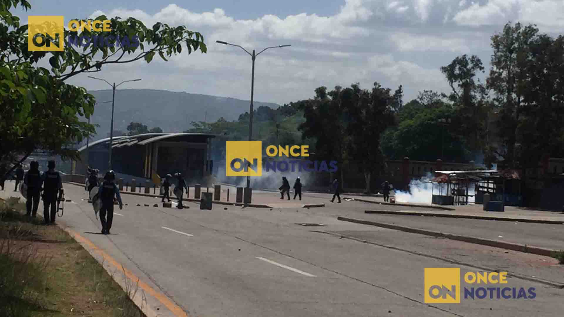 Enfrentamiento estudiantes policías UNAH