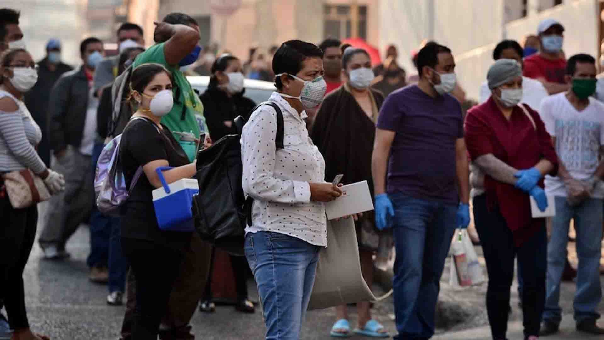 4 – W hondureños con mascarillas en la calle