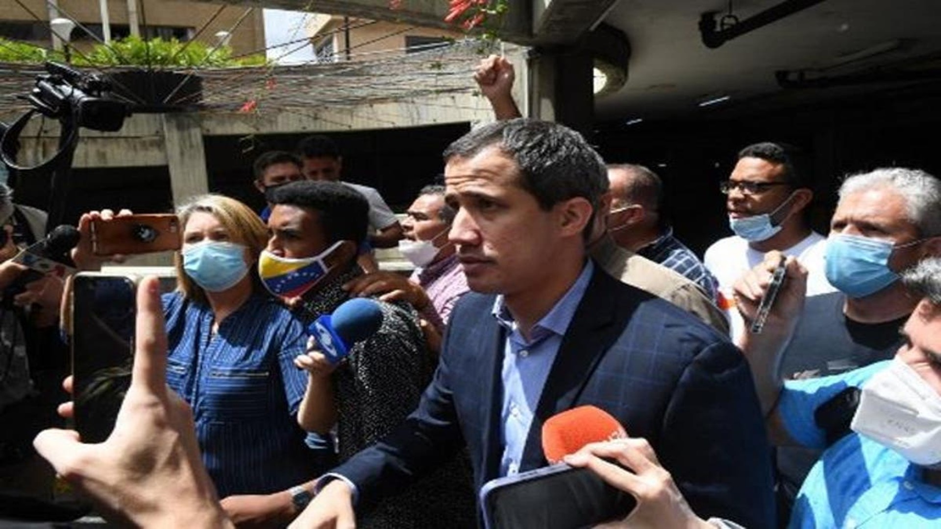 Guaidó aparece