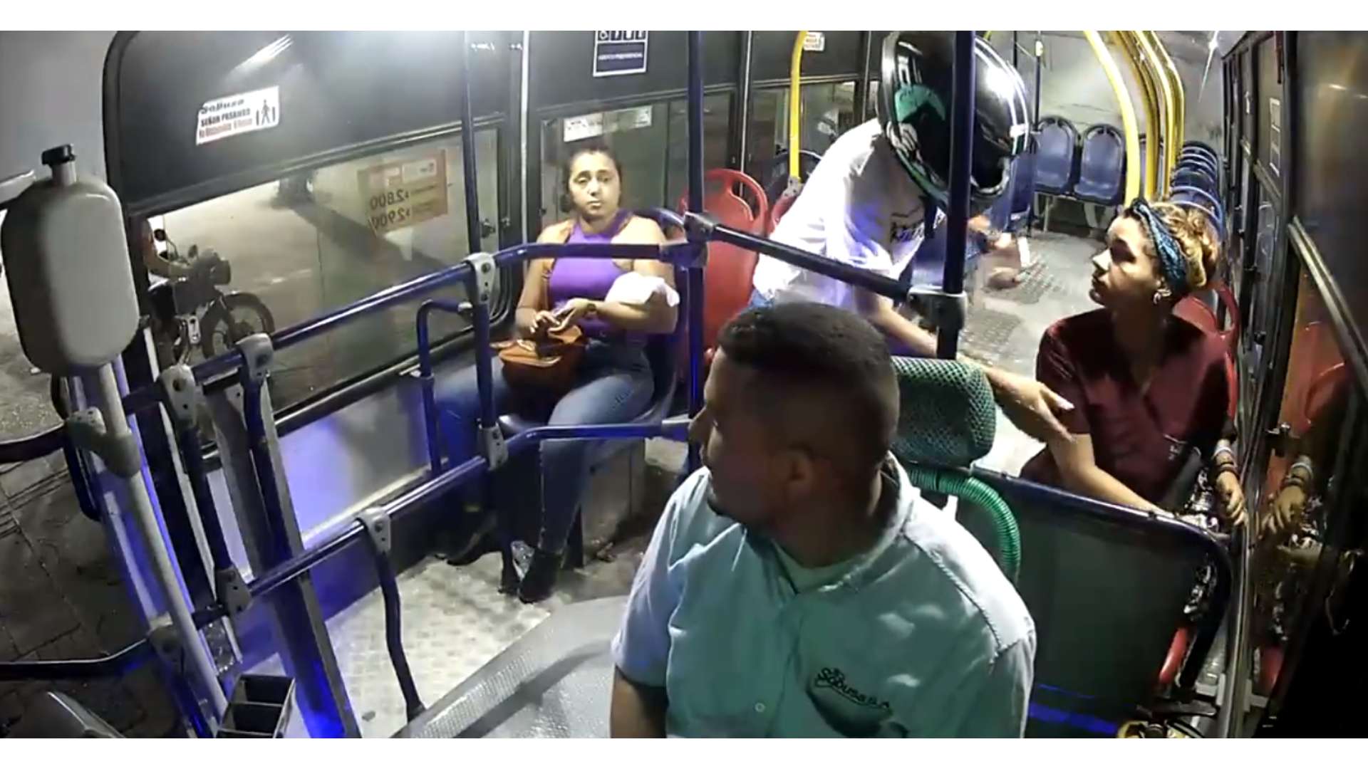 Ladrón sube a asaltar un bus