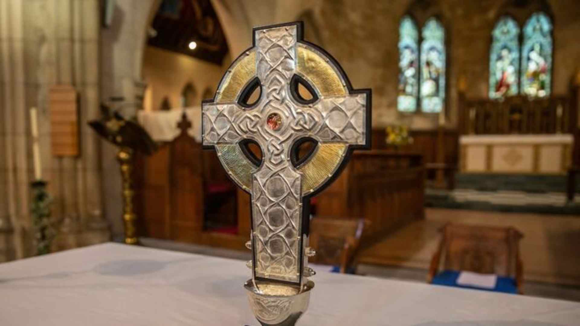 cruz de gales con reliquia