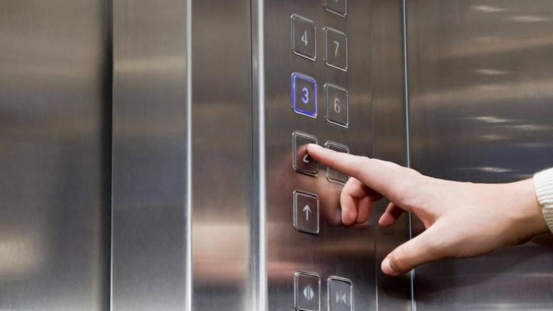 mujer muere tras caer por hueco de ascensor