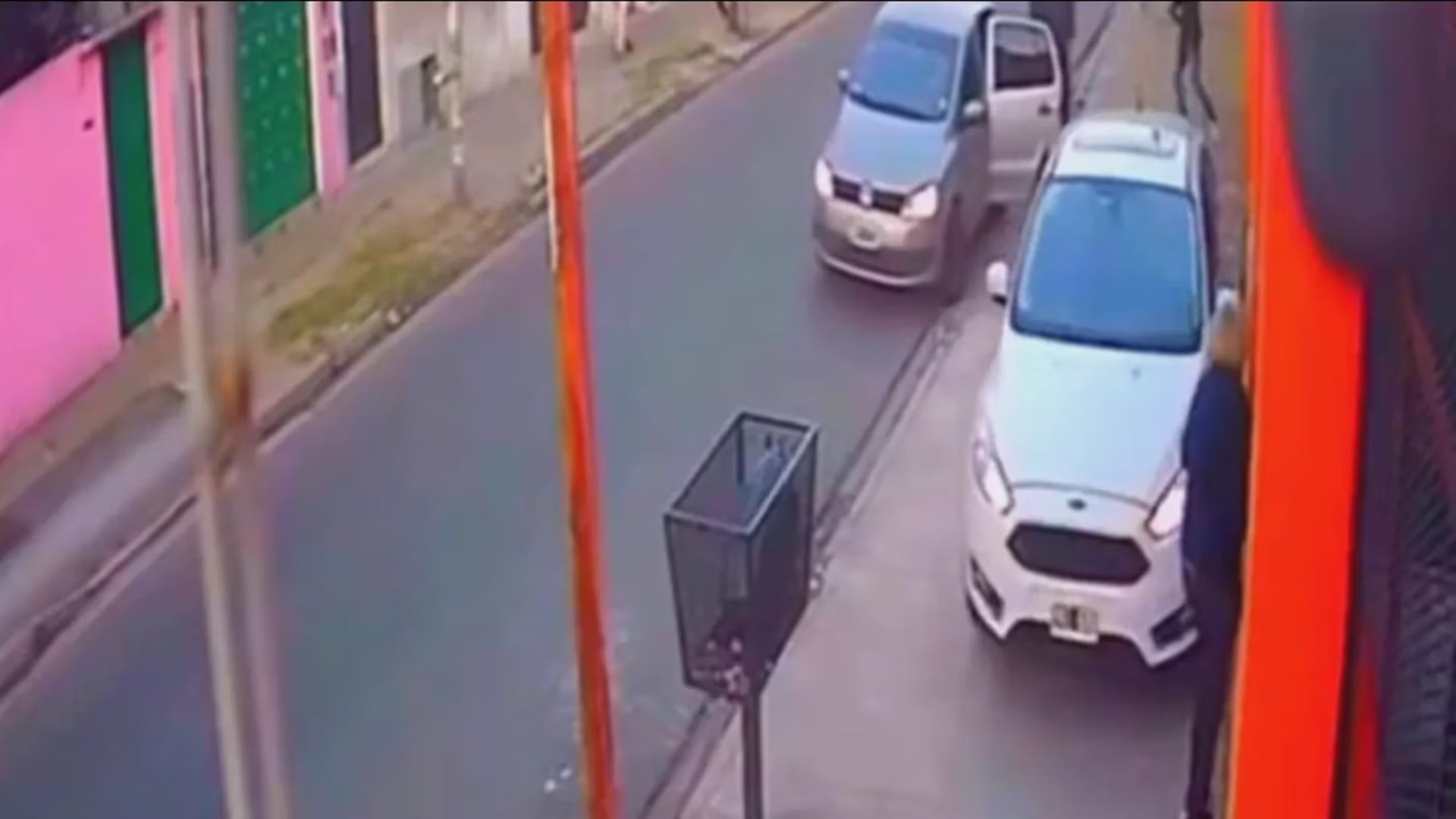 Hombre atropella a su vecina de la tercera edad por evitar robó