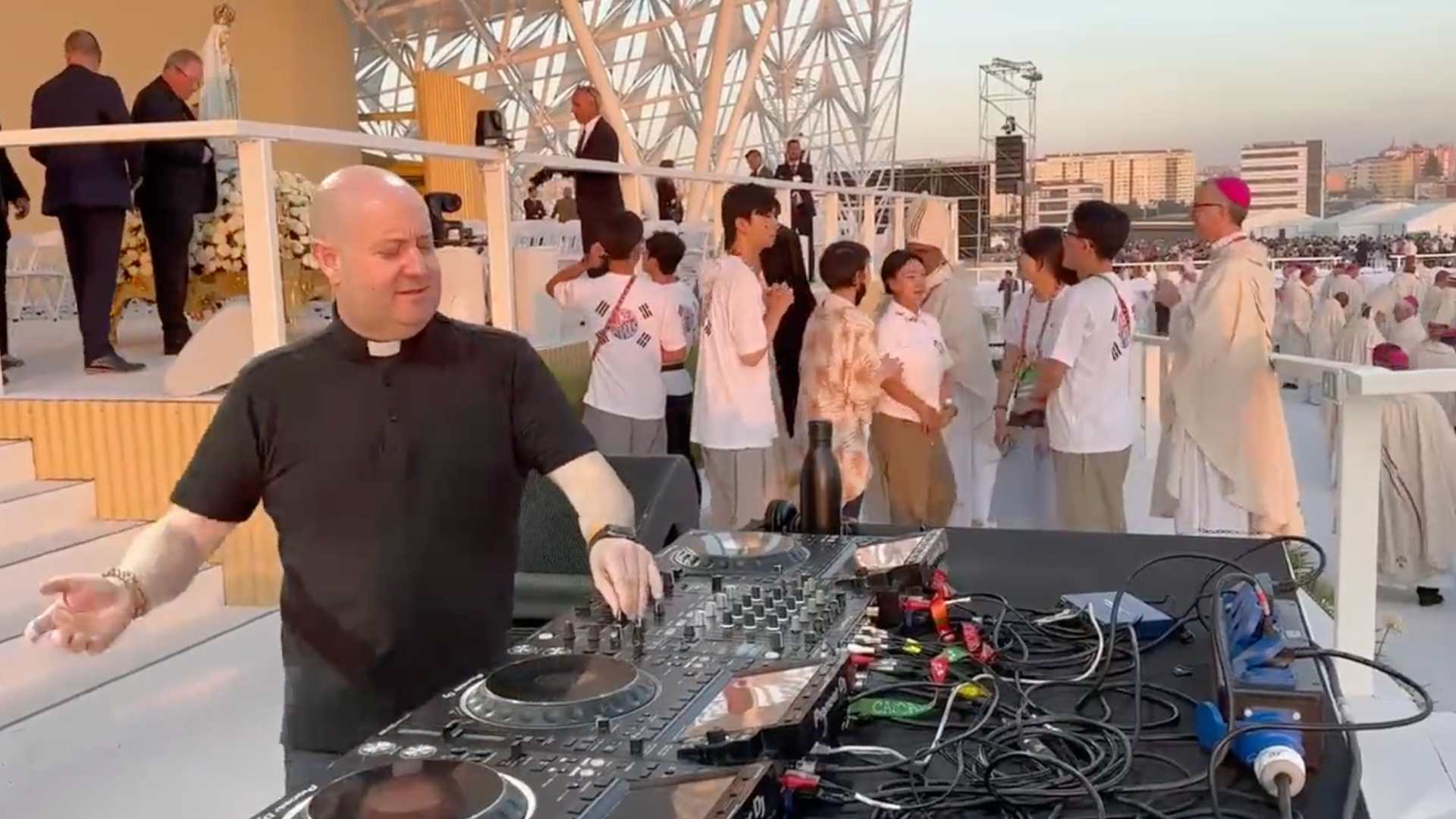 Captan a un sacerdote con dotes de DJ