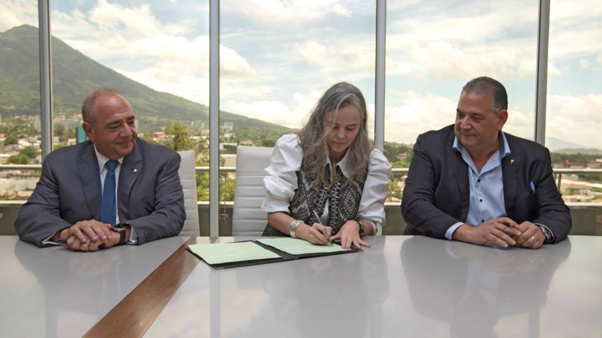 Suramericana y Grupo Financiero Ficohsa firman acuerdo para la adquisición de ASESUISA en El Salvador