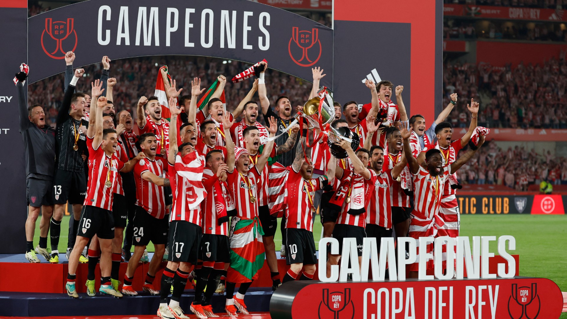 Los jugadores de Athletic Bilbao celebran la victoria en el final de la Copa del Rey (Copa del Rey) final de fútbol de España entre Atlético Club Bilbao y RCD Mallorca en el estadio La Cartuja en Sevilla el 6 de abril de 2024.
