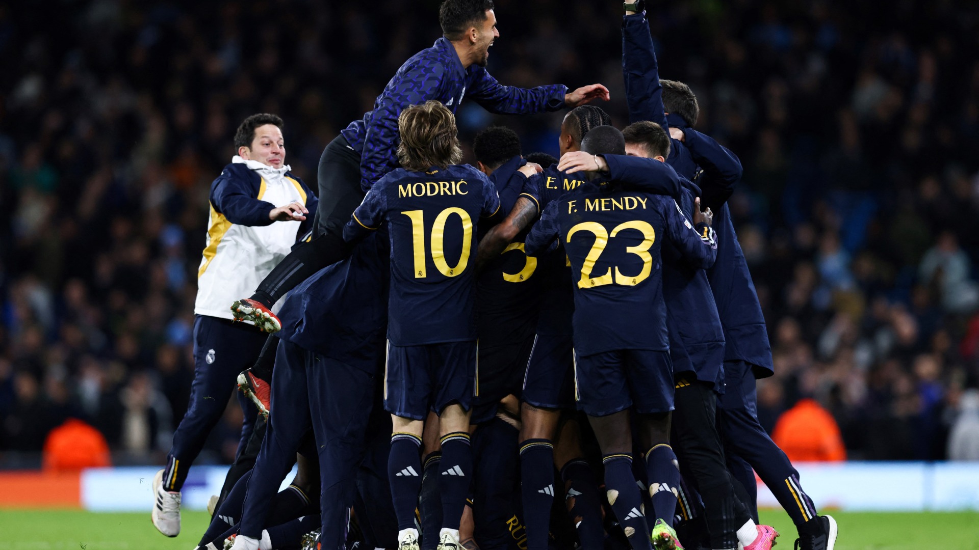 Los jugadores del Real Madrid celebran tras ganar al final del partido de vuelta de los cuartos de final de la Liga de Campeones de la UEFA entre el Manchester City