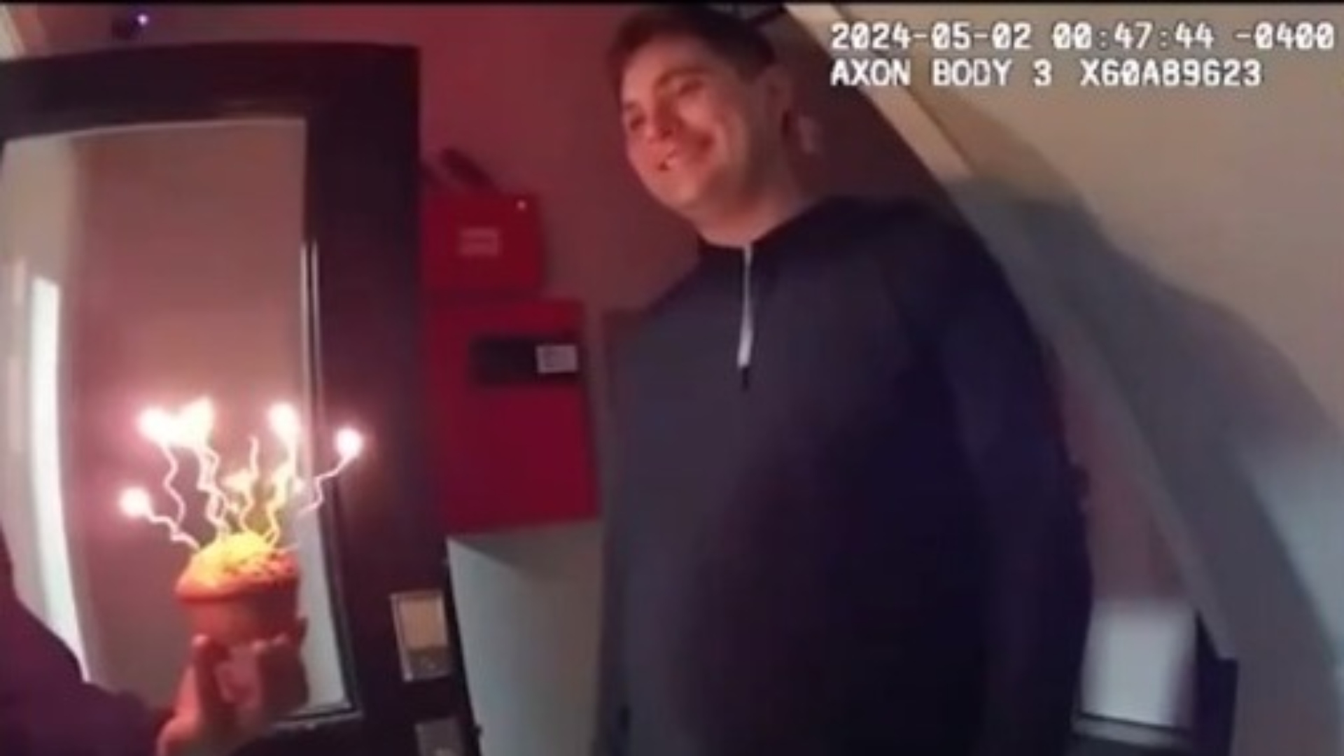 Un joven llamó al 911 para que lo felicitaran por su cumpleaños