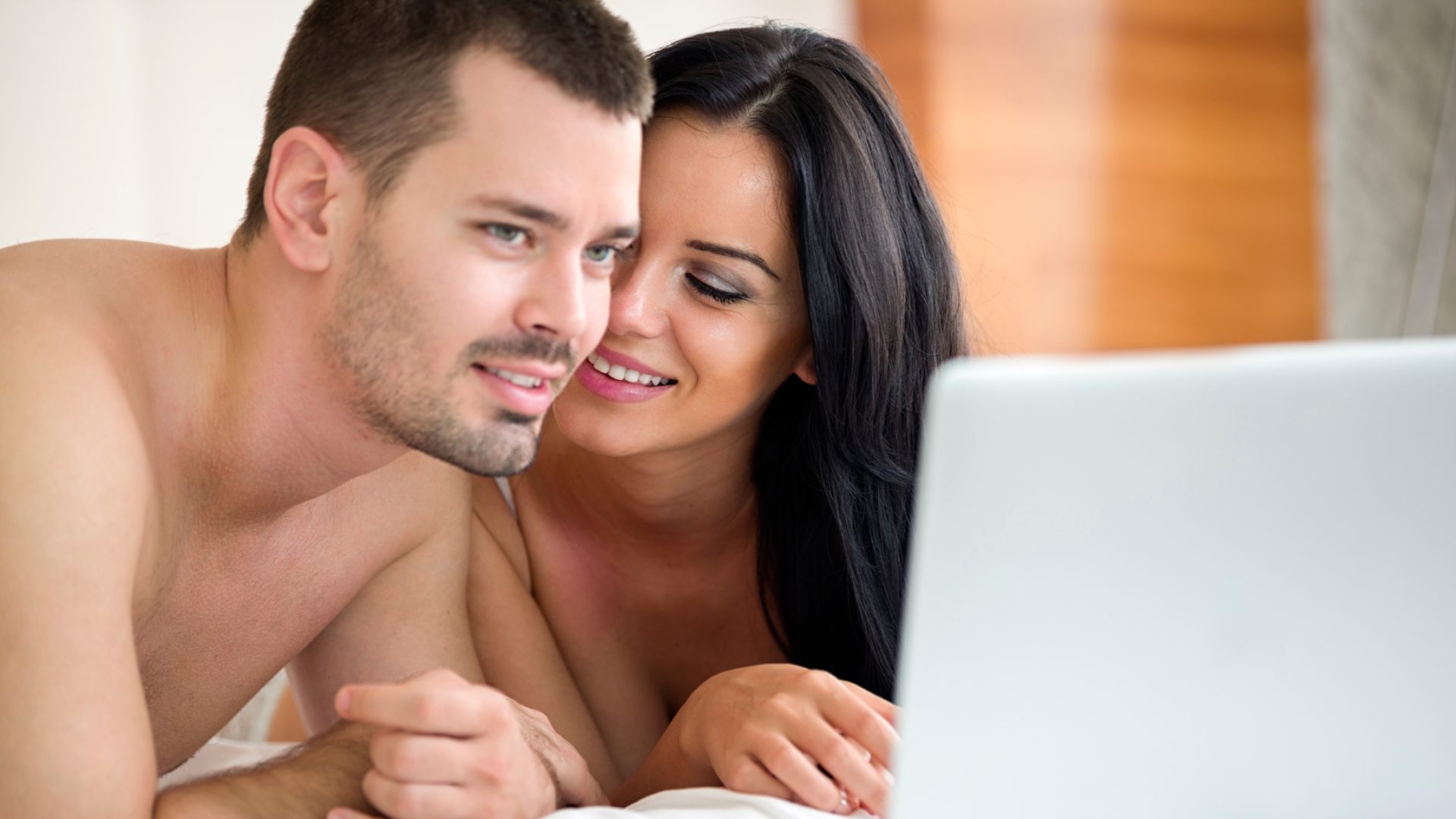 ¡Enciende la Tv! 5 beneficios de ver contenido para adultos con tu pareja