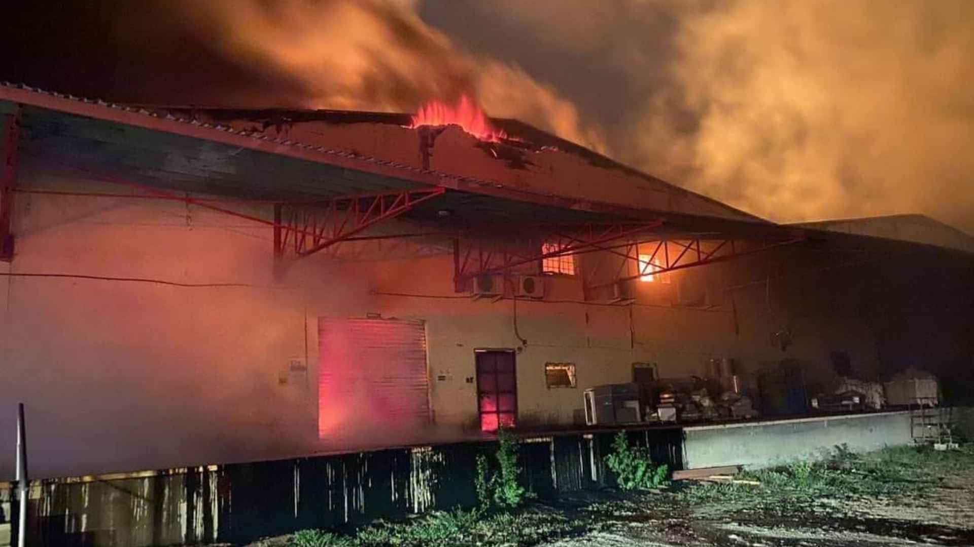 Voraz incendio consume fábrica textil en San Pedro Sula