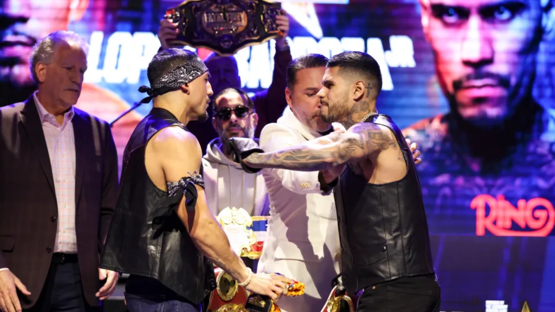 Tensión al máximo: Teófimo López y Arnold Barboza Jr protagonizan altercado previo a su combate